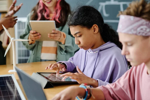 Schoolgirl Using Gadgets Lesson Together Her Classmates — Stock Photo, Image