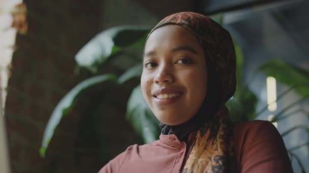 Porträtt Vacker Muslimsk Kvinna Hijab Poserar För Kamera Med Leende — Stockvideo