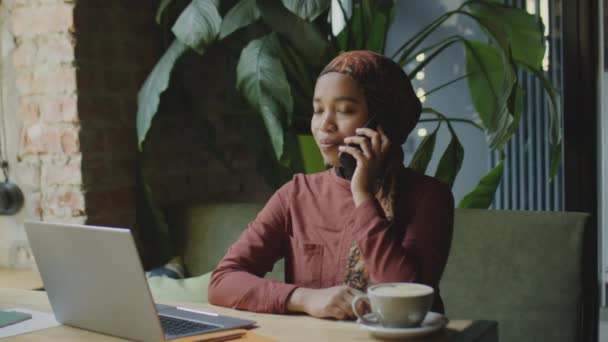 Közepes Lövés Muszlim Üzletasszony Hidzsáb Kávé Laptop Ital Beszél Mobiltelefon — Stock videók