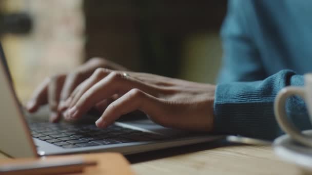 Kafe Masasında Dizüstü Bilgisayarda Yazı Yazan Tanınmayan Bir Adamın Ellerinin — Stok video