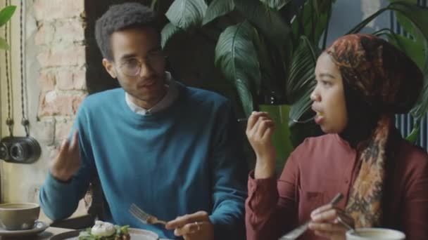 Foto Câmera Portátil Jovem Muçulmana Hijab Homem Almoçando Conversando Café — Vídeo de Stock