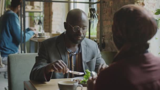 Sobre Ombro Tiro Homem Afro Americano Almoçando Conversando Com Mulher — Vídeo de Stock