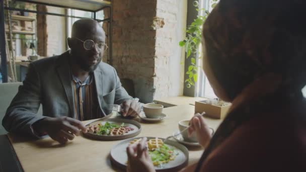 Sobre Ombro Tiro Empresário Afro Americano Almoçando Falando Com Colega — Vídeo de Stock