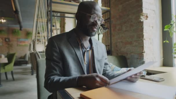 Афроамериканский Бизнесмен Читает Контракт Пожимает Руку Коллеге Заключая Сделку Время — стоковое видео