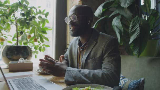 Afro Amerikalı Adamı Kablosuz Kulaklıklarla Yemek Saatinde Laptoptan Internet Üzerinden — Stok video