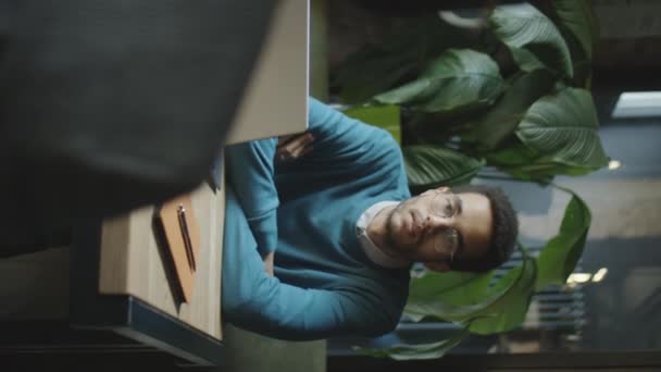 Вертикальный Снимок Плечом Молодого Бизнесмена Сидящего Ноутбуком Столом Ресторана Беседующего — стоковое видео