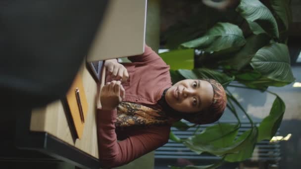 Genç Müslüman Kadınının Restoran Masasında Dizüstü Bilgisayarla Oturup Öğle Yemeği — Stok video