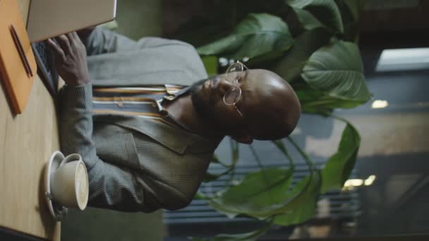 Вертикальний Знімок Афроамериканського Бізнесмена Працює Онлайн Ноутбуці Столом Кав Ярні — стокове відео