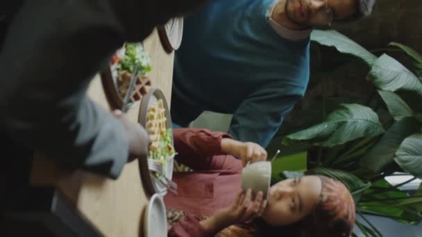 Çok Kültürlü Adamlarından Oluşan Bir Ekip Öğle Yemeği Yiyor Kafede — Stok video