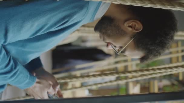Vertikální Záběr Muže Sedícího Laně Houpačka Kavárně Šlehání Smartphonu Při — Stock video