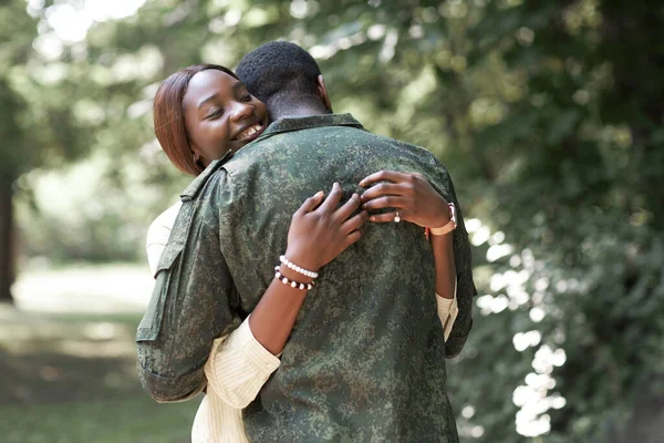 Felice Moglie Che Abbraccia Marito Militare Mentre Stanno Piedi Sulla — Foto Stock