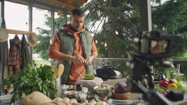 Вибірковий Фокус Драфт Чоловічої Їжі Блогер Готує Домашній Чай Відкритій — стокове відео