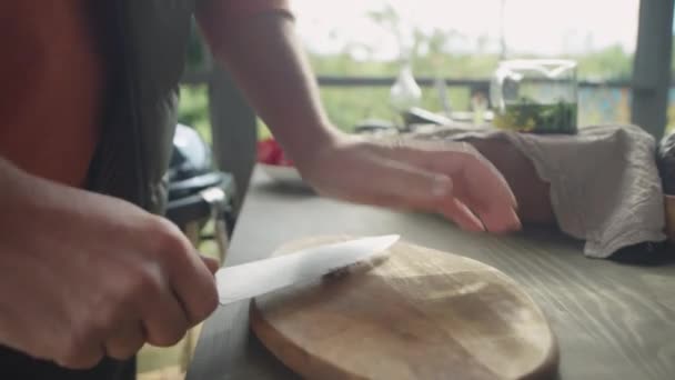 Erkek Aşçıya Yakın Çekim Açık Terasta Yemek Hazırlarken Sarımsak Karanfilini — Stok video