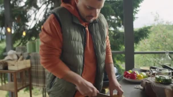 Handheld Camera Shot Male Food Blogger Squeezing Lemon Juice Glass — Stock Video