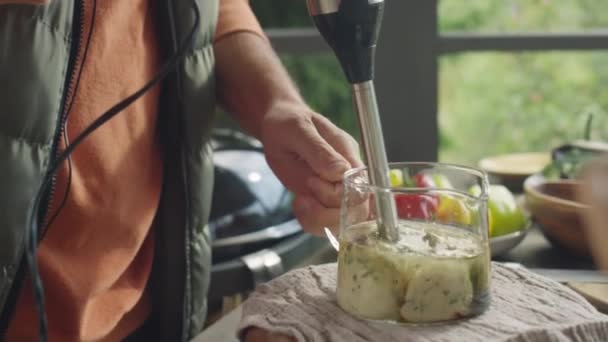 Foto Câmera Portátil Chef Masculino Usando Misturador Mão Enquanto Prepara — Vídeo de Stock