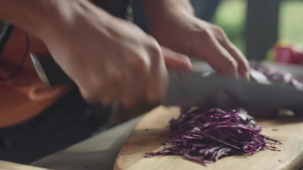 Przycięte Ujęcie Dłoni Męskiego Szefa Kuchni Rozdrabniającego Czerwoną Kapustę Nożem — Wideo stockowe