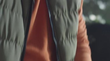 Yakın çekim, adamın tahta tahtada bıçakla kırmızı lahanayı parçaladığını gösteriyor.