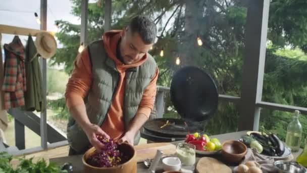 Chef Mixen Salade Met Handen Kom Praten Camera Tijdens Het — Stockvideo