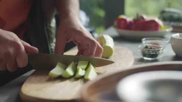 在户外做饭的时候割手切新鲜的拉链 — 图库视频影像