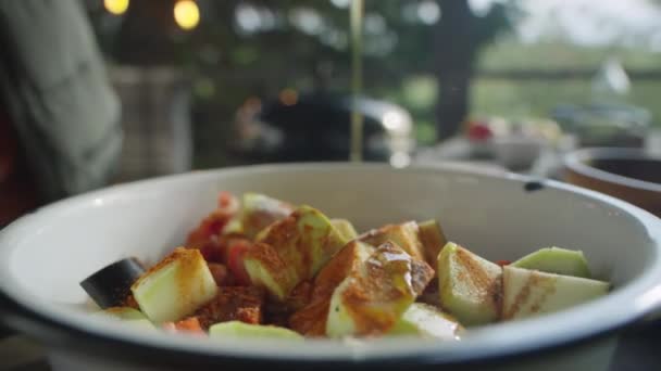 Sebzelerin Üzerine Zeytinyağı Dök Pişirmeden Önce Baharatlarla Karıştır — Stok video