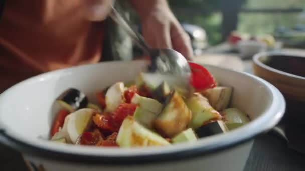 Közelkép Arról Ahogy Ember Összekeveri Zöldséget Gombát Olajjal Fűszerekkel Tálban — Stock videók