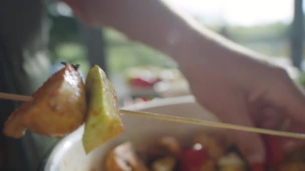 Bir Adamın Elleri Pişirirken Salamura Sebze Mantarları Ahşap Şiş Üzerine — Stok video