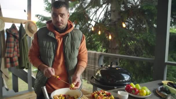 Kulinarische Bloggerin Die Gemüse Auf Spieß Einfädelt Und Vor Der — Stockvideo