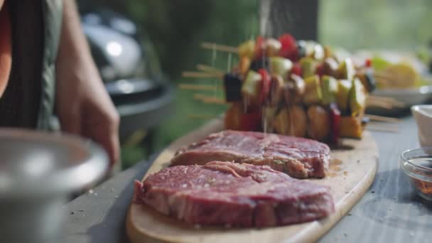 Oříznutý Záběr Rukou Mužského Kuchaře Solení Syrových Masových Steaků Při — Stock video
