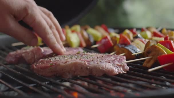 Primo Piano Colpo Mettere Bistecche Carne Spiedini Vegetariani Sul Barbecue — Video Stock