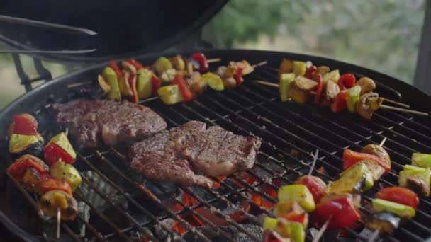 Vejetaryen Şiş Ile Pişirirken Mangalda Biftek Metal Maşayla Yakından Çek — Stok video