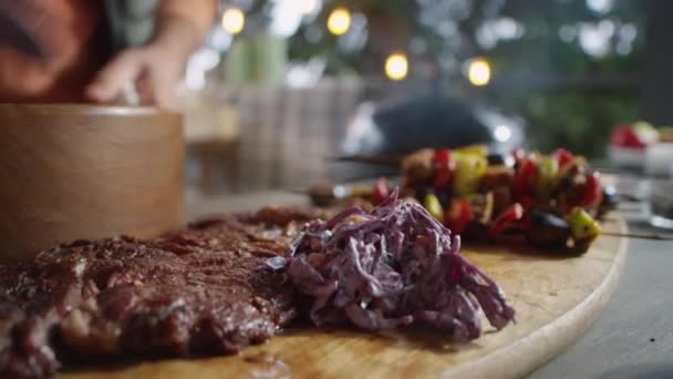 Şefin Yakın Çekimleri Lahana Salatasını Ahşap Tahtaya Koyuyor Biftek Mangalda — Stok video