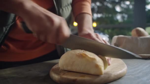 Обрізаний Знімок Людини Ріже Хліб Чіабата Ножем Дерев Яній Дошці — стокове відео