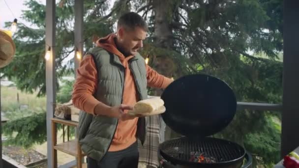 Food Blogger Wprowadzenie Kromki Chleba Grilla Rozmowy Przed Kamerą Podczas — Wideo stockowe