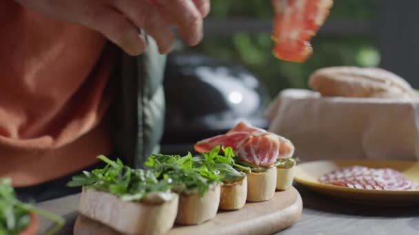 在室外露台上烹调食物时 男性厨师将培根加到带有牛油果叶的葫芦中 用他的手拍了照 — 图库视频影像