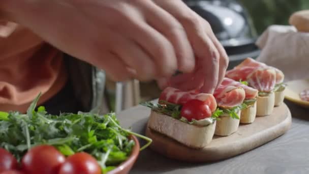 Gehakt Schot Van Handen Van Mannelijke Chef Kok Toe Voegen — Stockvideo