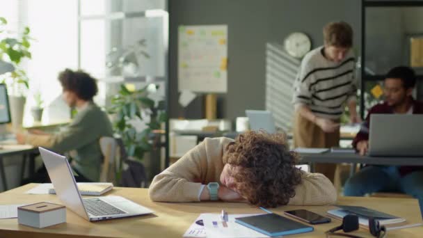 オフィスで昼間職場で寝ている疲れたビジネスマンの時間の経過 — ストック動画