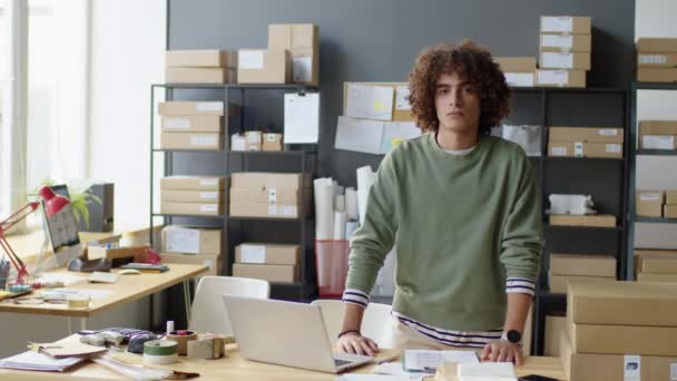 Προσωπογραφία Του Νεαρού Άνδρα Εργαζομένου Που Ποζάρει Για Κάμερα Στο — Αρχείο Βίντεο