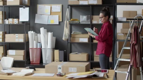 Snelle Beweging Van Vrouwelijke Werknemer Controleren Percelen Planken Het Maken — Stockvideo