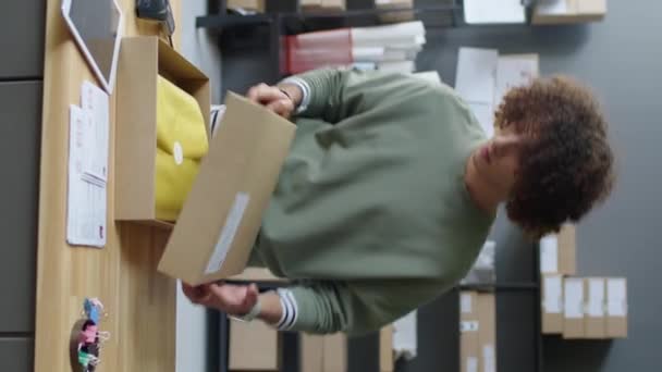 Erkek Işçinin Kutuda Paketleme Sırası Barkod Taraması Yaparken Teslimat Servisinde — Stok video