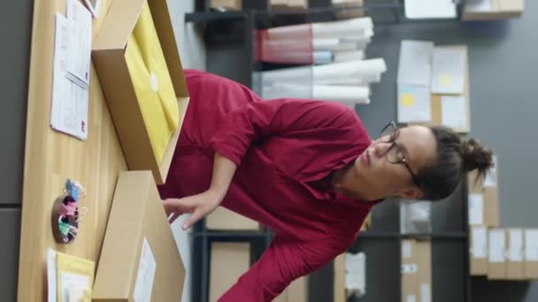 Vertikale Aufnahme Einer Frau Beim Verpacken Einer Bestellung Seidenpapier Mit — Stockvideo