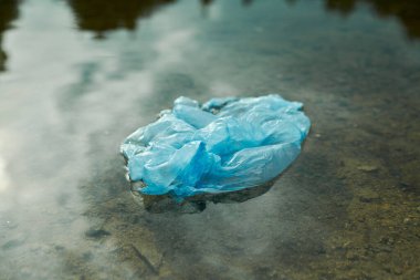 Açık denizde kirli paketleri yakın plan çekiyoruz.