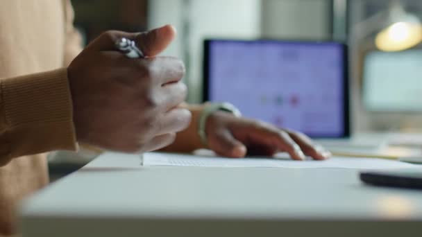 非洲裔美国商人签署合同的特写镜头 并在办公室见面时与女性伴侣握手 — 图库视频影像