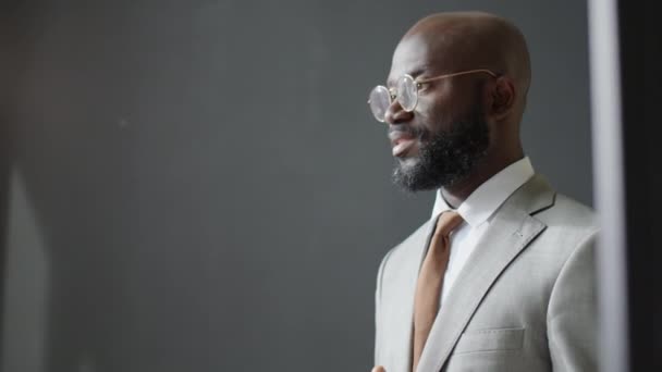 Нахилився Знімок Афроамериканського Бізнесмена Формальному Одязі Обговорюючи Щось Колегою Жінкою — стокове відео