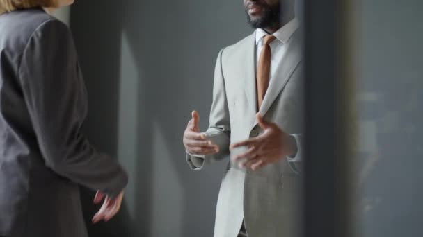 オフィスで合意を打ち負かしながら議論し 握手をしているフォーマルウェアの多民族ビジネスパートナーのクロップショット — ストック動画