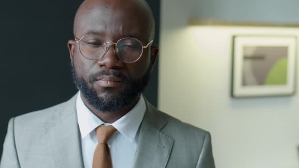 Chest Portrét Záběr Afroamerického Podnikatele Formálním Obleku Brýlích Stojící Úřadu — Stock video