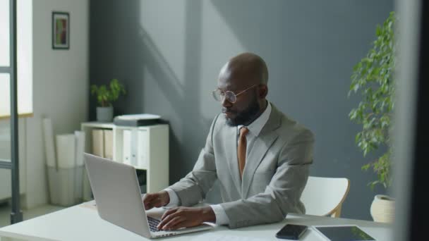 Mittlere Aufnahme Eines Afroamerikanischen Geschäftsmannes Formalbekleidung Und Brille Mit Laptop — Stockvideo