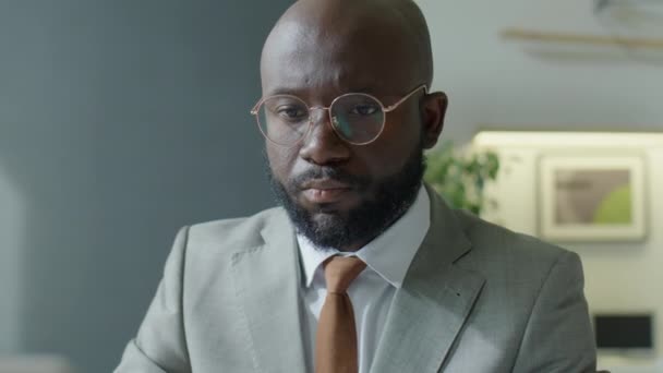 Schräge Aufnahme Eines Schwarzen Geschäftsmannes Formalbekleidung Der Laptop Tippt Während — Stockvideo