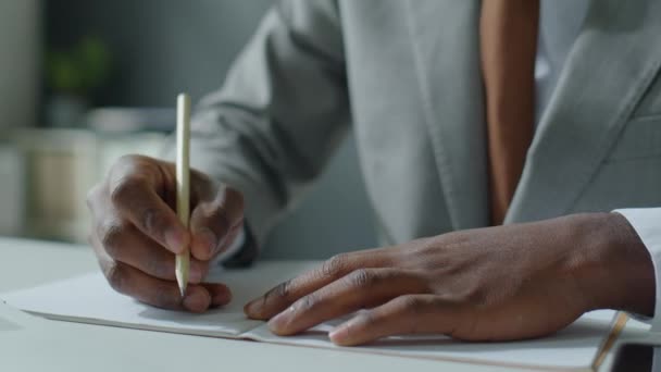 Afrika Kökenli Amerikalı Adamının Ofis Masasına Kalemle Bazı Notlar Yazarken — Stok video