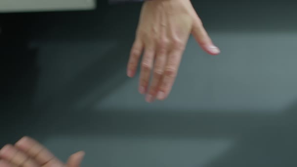 两名多族裔商业伙伴在办公室握手时的垂直特写镜头 — 图库视频影像