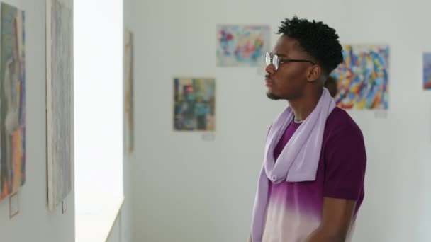 Schnappschuss Eines Jungen Afroamerikaners Beim Betrachten Von Gemälden Einer Kunstgalerie — Stockvideo